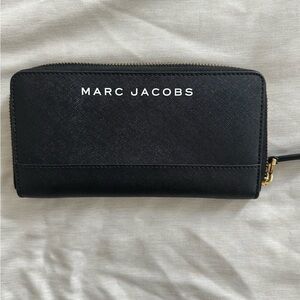 Marc Jacobs Elegant Black Zip Wallet